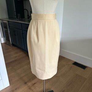 VINTAGE Chanel!!  Amazing cream colored Pencil skirt- size 4